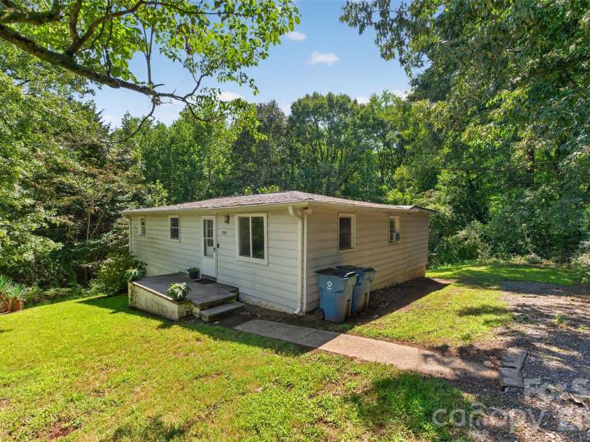 314 22nd Street Court, Hickory, NC 28602.  MLS# CAR4417234, YatesRealty ID 46602. 