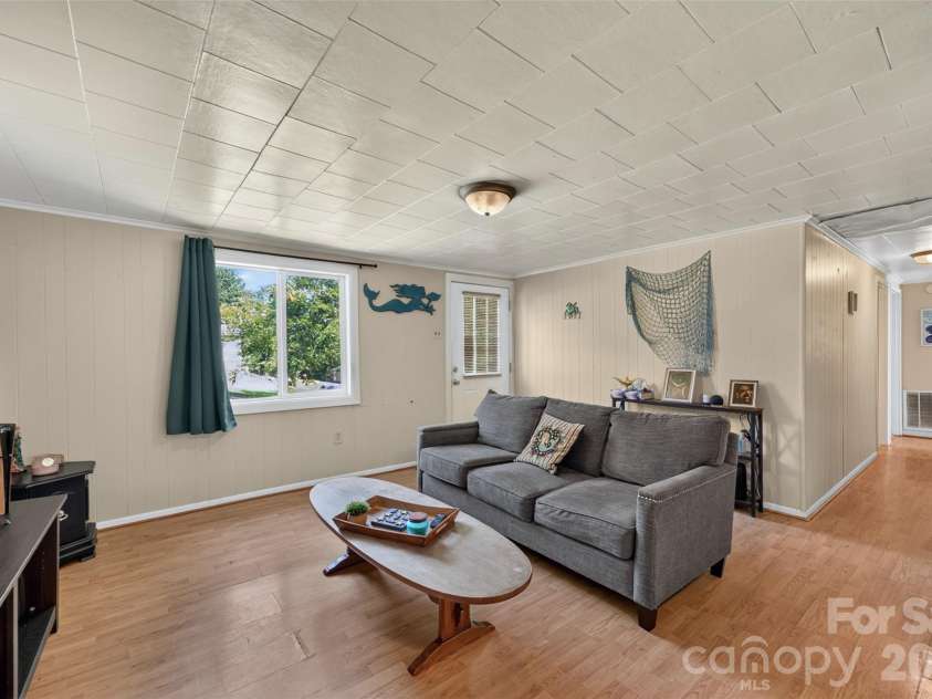 314 22nd Street Court, Hickory, NC 28602.  MLS# CAR4417234, YatesRealty ID 46602. 