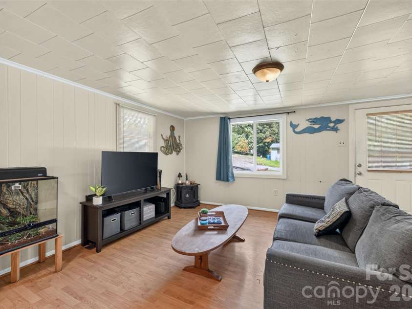 314 22nd Street Court, Hickory, NC 28602.  MLS# CAR4417234, YatesRealty ID 46602. 