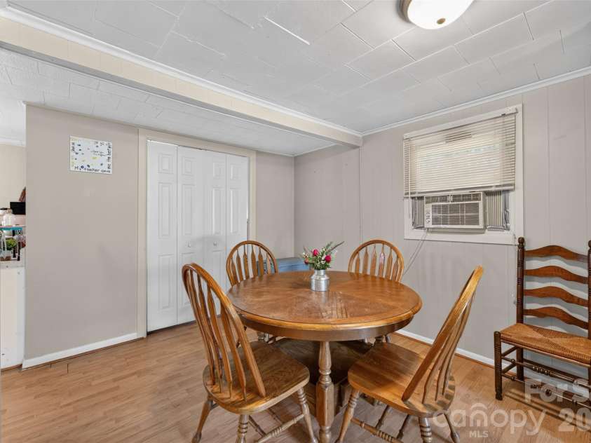 314 22nd Street Court, Hickory, NC 28602.  MLS# CAR4417234, YatesRealty ID 46602. 