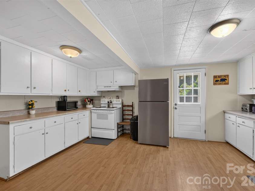 314 22nd Street Court, Hickory, NC 28602.  MLS# CAR4417234, YatesRealty ID 46602. 