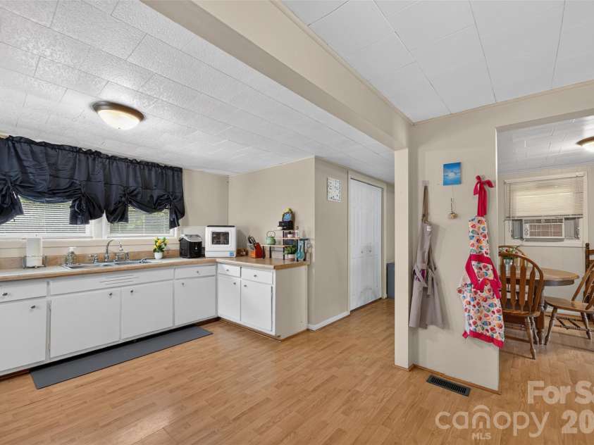 314 22nd Street Court, Hickory, NC 28602.  MLS# CAR4417234, YatesRealty ID 46602. 
