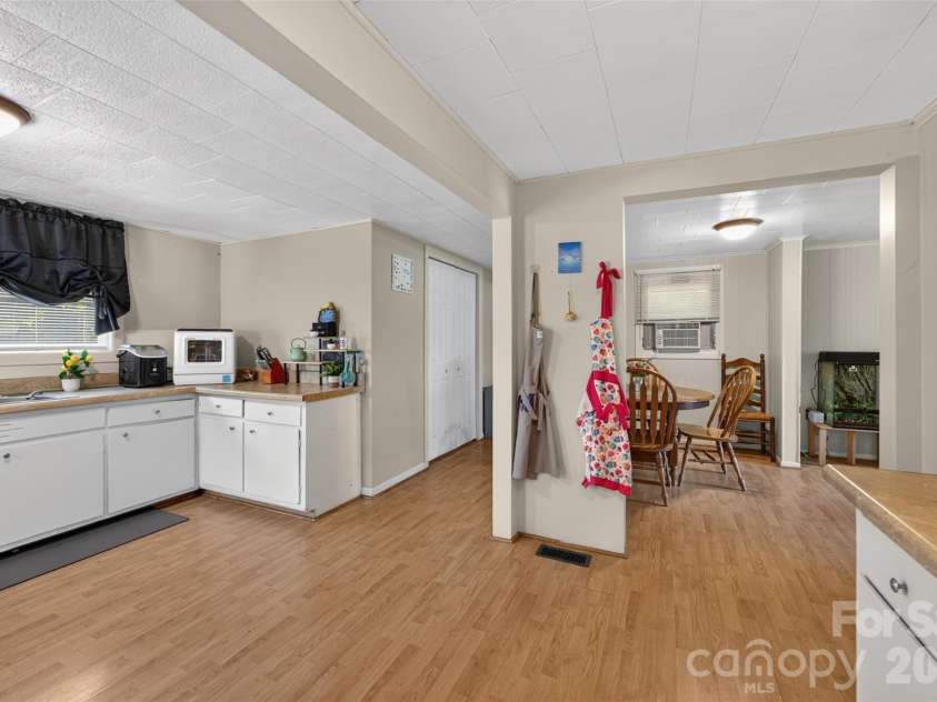 314 22nd Street Court, Hickory, NC 28602.  MLS# CAR4417234, YatesRealty ID 46602. 