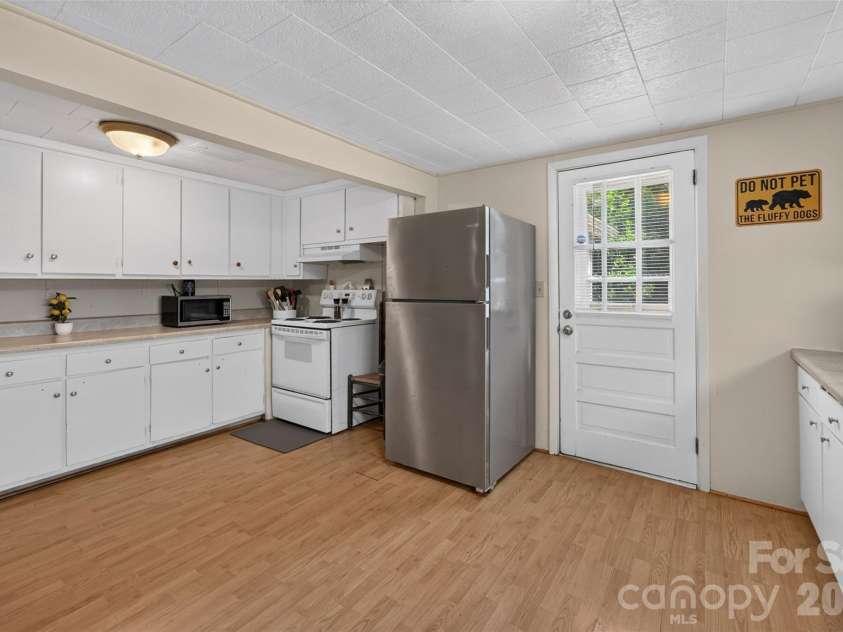 314 22nd Street Court, Hickory, NC 28602.  MLS# CAR4417234, YatesRealty ID 46602. 