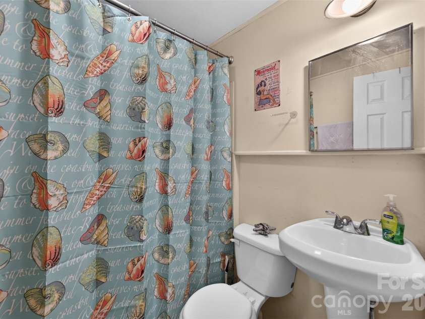 314 22nd Street Court, Hickory, NC 28602.  MLS# CAR4417234, YatesRealty ID 46602. 