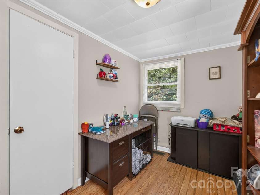 314 22nd Street Court, Hickory, NC 28602.  MLS# CAR4417234, YatesRealty ID 46602. 
