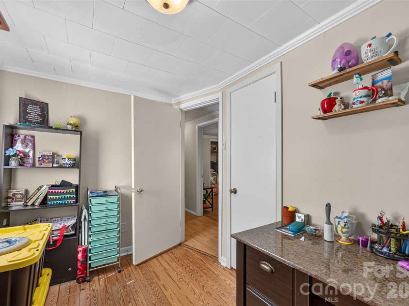 314 22nd Street Court, Hickory, NC 28602.  MLS# CAR4417234, YatesRealty ID 46602. 