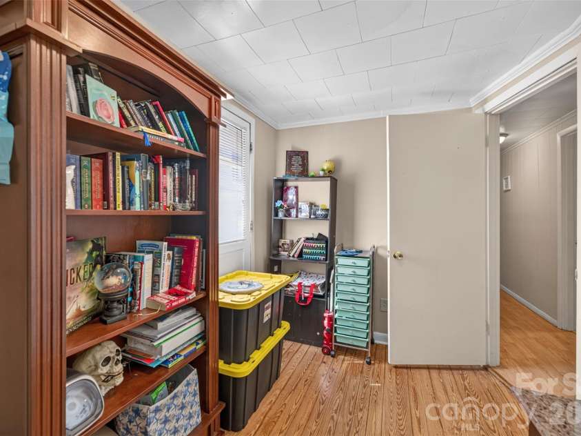 314 22nd Street Court, Hickory, NC 28602.  MLS# CAR4417234, YatesRealty ID 46602. 