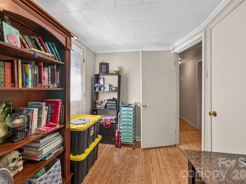 314 22nd Street Court, Hickory, NC 28602.  MLS# CAR4417234, YatesRealty ID 46602. 