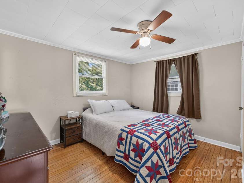 314 22nd Street Court, Hickory, NC 28602.  MLS# CAR4417234, YatesRealty ID 46602. 
