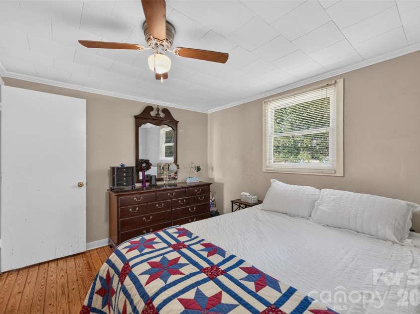 314 22nd Street Court, Hickory, NC 28602.  MLS# CAR4417234, YatesRealty ID 46602. 