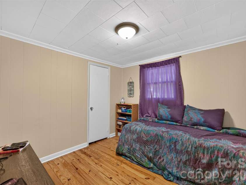 314 22nd Street Court, Hickory, NC 28602.  MLS# CAR4417234, YatesRealty ID 46602. 