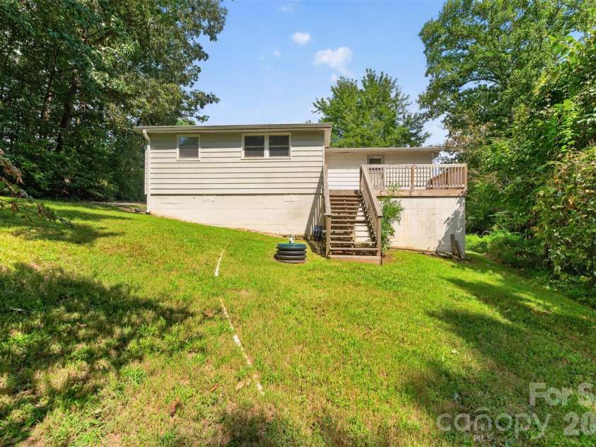 314 22nd Street Court, Hickory, NC 28602.  MLS# CAR4417234, YatesRealty ID 46602. 