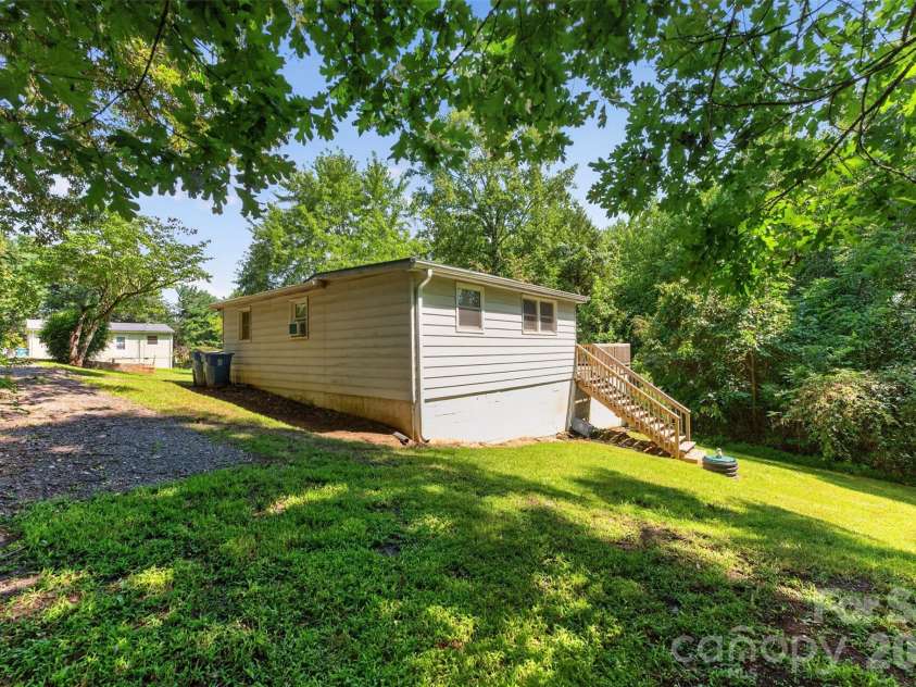 314 22nd Street Court, Hickory, NC 28602.  MLS# CAR4417234, YatesRealty ID 46602. 