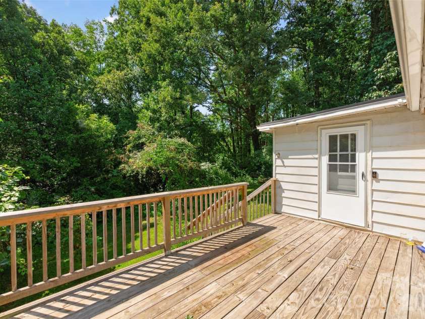 314 22nd Street Court, Hickory, NC 28602.  MLS# CAR4417234, YatesRealty ID 46602. 