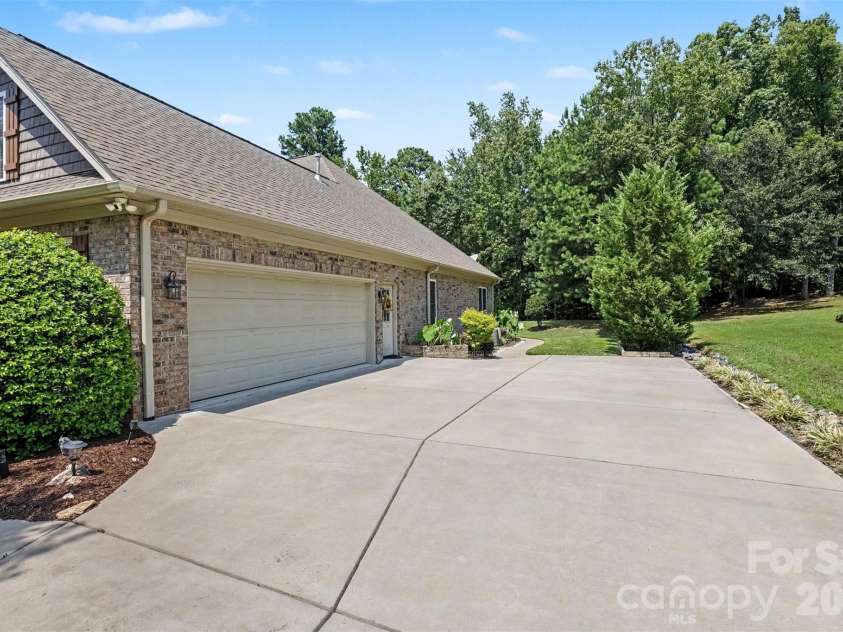 1820 Wedowee Court, Rock Hill, SC 29732.  MLS# CAR4416667, YatesRealty ID 46603. Spacious inviting driveway