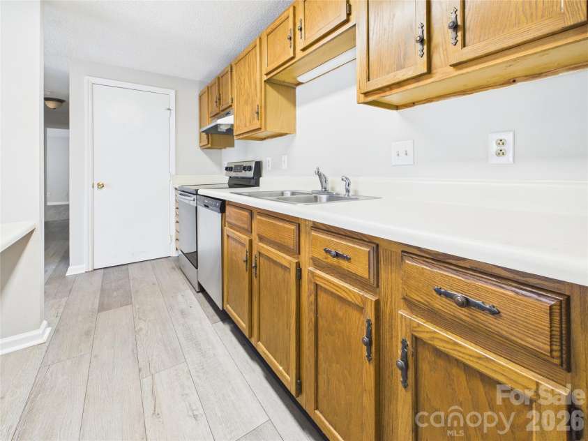 9511 Shannon Green Drive, Charlotte, NC 28213.  MLS# CAR4416304, YatesRealty ID 46605. 
