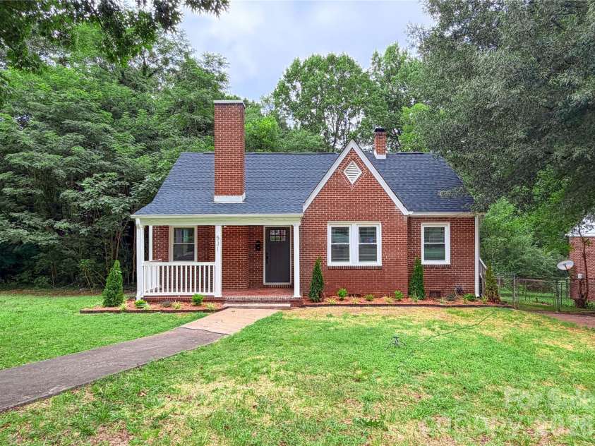 531 Front Street, Statesville, NC 28677.  MLS# CAR4417931, YatesRealty ID 46606. 