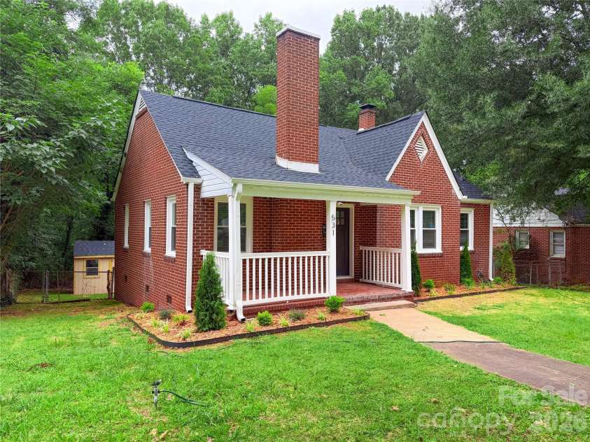 531 Front Street, Statesville, NC 28677.  MLS# CAR4417931, YatesRealty ID 46606. 