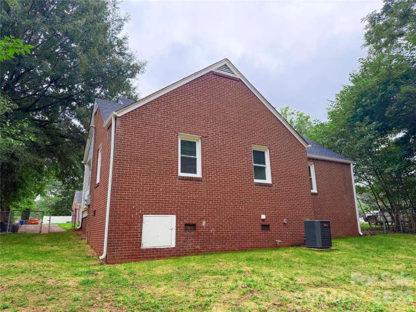 531 Front Street, Statesville, NC 28677.  MLS# CAR4417931, YatesRealty ID 46606. 