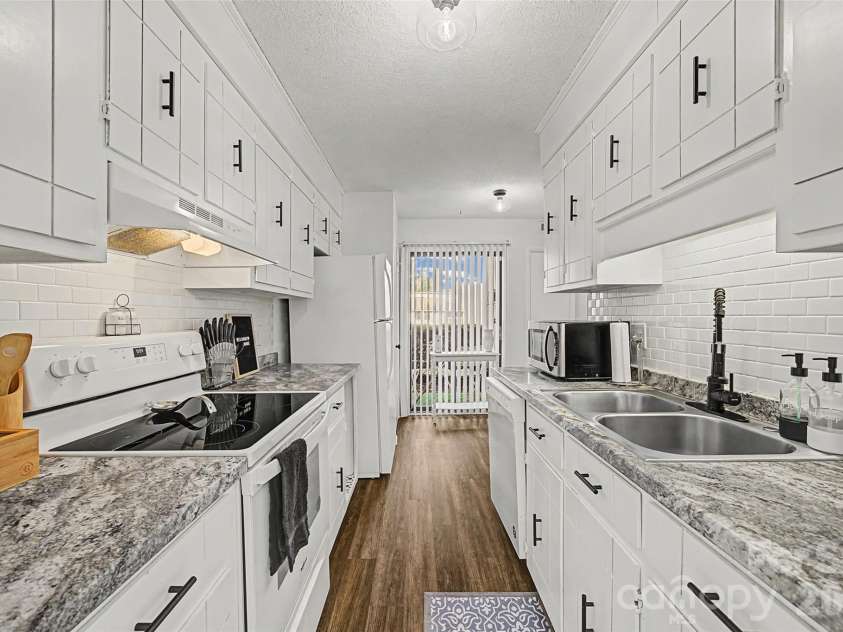 7911 Charter Oak Lane, Charlotte, NC 28226.  MLS# CAR4347410, YatesRealty ID 4661. 