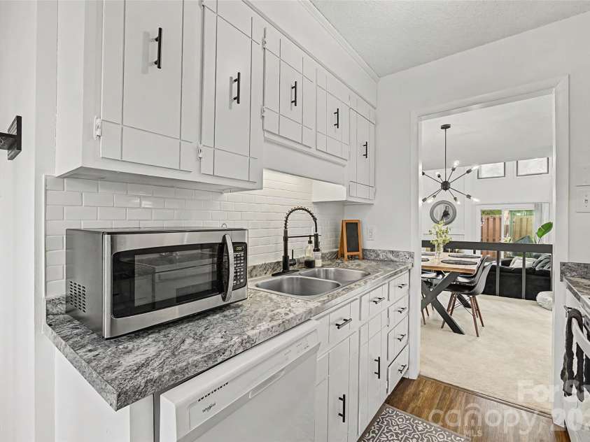 7911 Charter Oak Lane, Charlotte, NC 28226.  MLS# CAR4347410, YatesRealty ID 4661. 