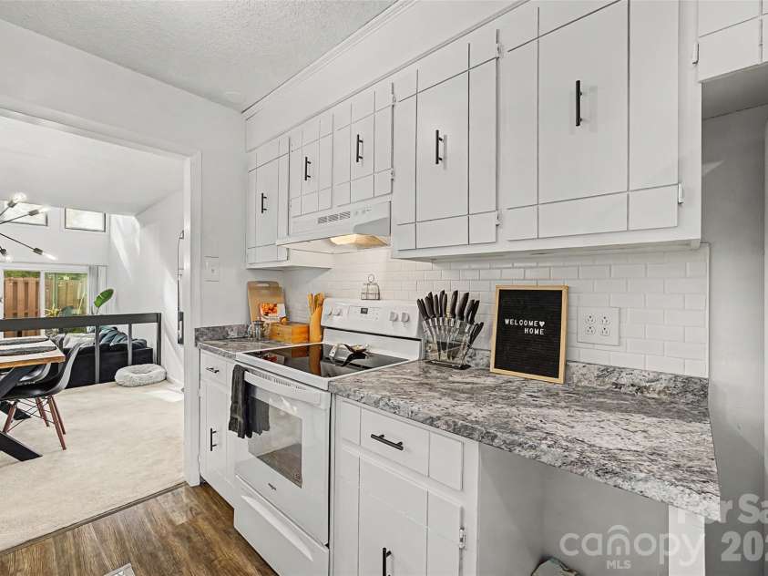 7911 Charter Oak Lane, Charlotte, NC 28226.  MLS# CAR4347410, YatesRealty ID 4661. 