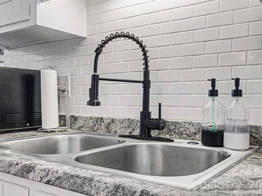 7911 Charter Oak Lane, Charlotte, NC 28226.  MLS# CAR4347410, YatesRealty ID 4661. 