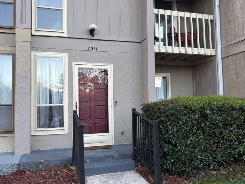 7911 Charter Oak Lane, Charlotte, NC 28226.  MLS# CAR4347410, YatesRealty ID 4661. 