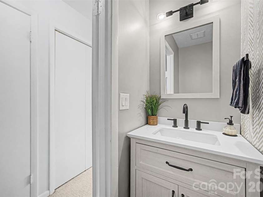 7911 Charter Oak Lane, Charlotte, NC 28226.  MLS# CAR4347410, YatesRealty ID 4661. 