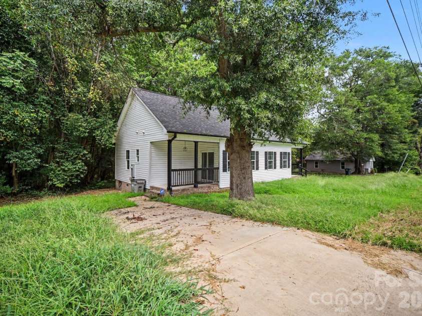 1402 Essex Avenue, Gastonia, NC 28052.  MLS# CAR4417694, YatesRealty ID 46615. 