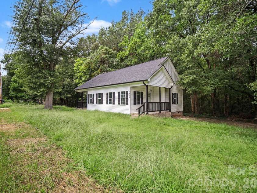 1402 Essex Avenue, Gastonia, NC 28052.  MLS# CAR4417694, YatesRealty ID 46615. 