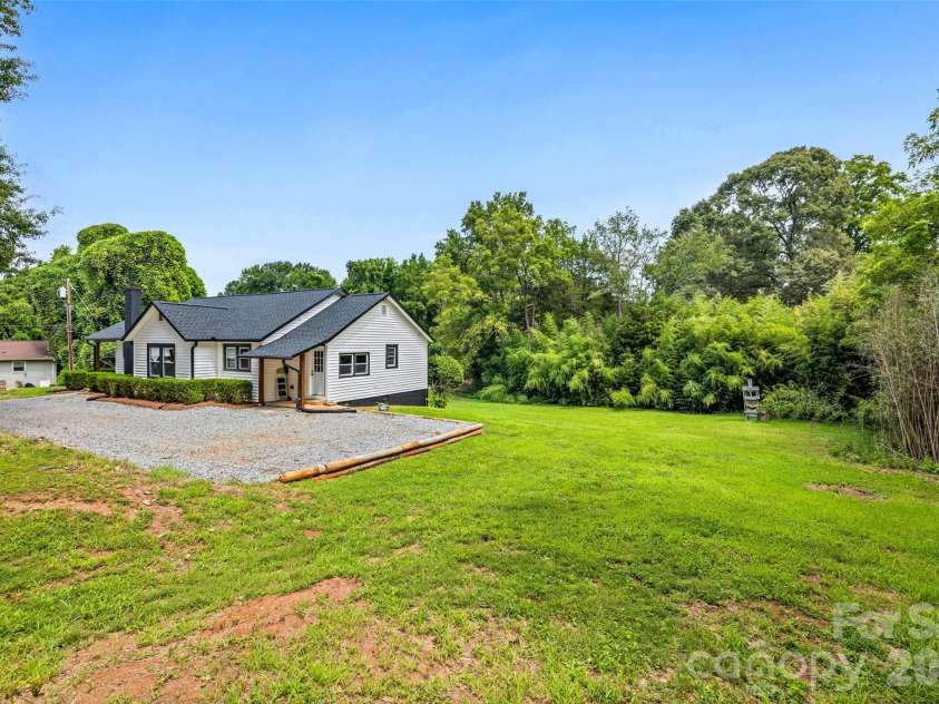 406 Green Street, Lincolnton, NC 28092.  MLS# CAR4417483, YatesRealty ID 46617. 