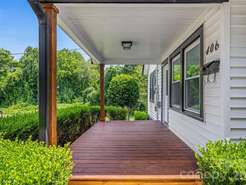 406 Green Street, Lincolnton, NC 28092.  MLS# CAR4417483, YatesRealty ID 46617. 