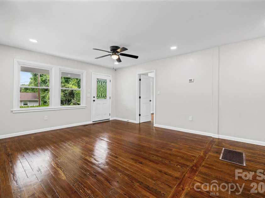 406 Green Street, Lincolnton, NC 28092.  MLS# CAR4417483, YatesRealty ID 46617. 