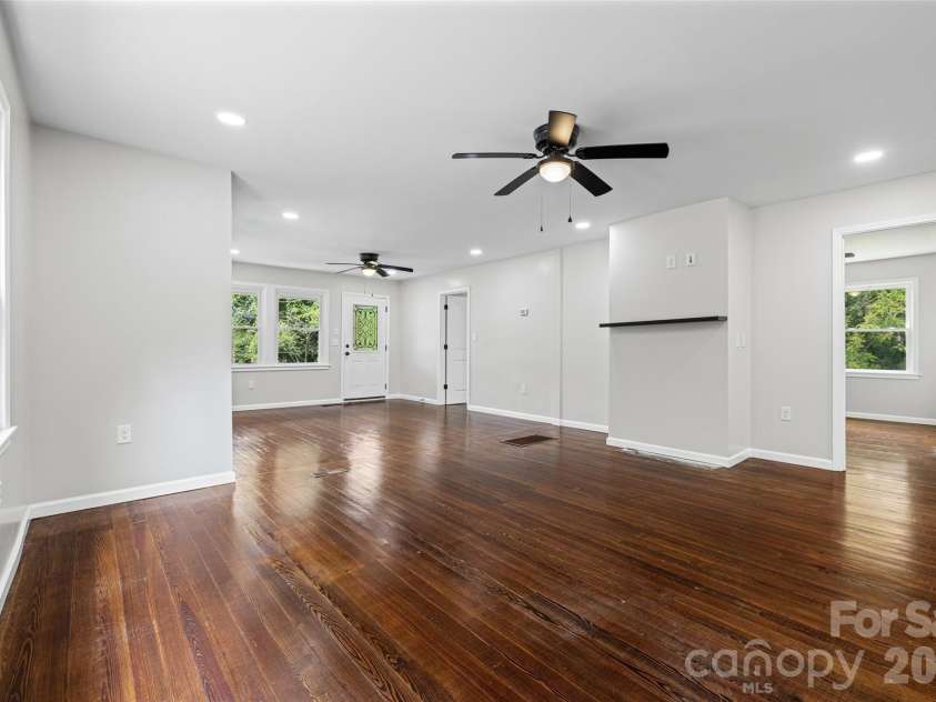 406 Green Street, Lincolnton, NC 28092.  MLS# CAR4417483, YatesRealty ID 46617. 