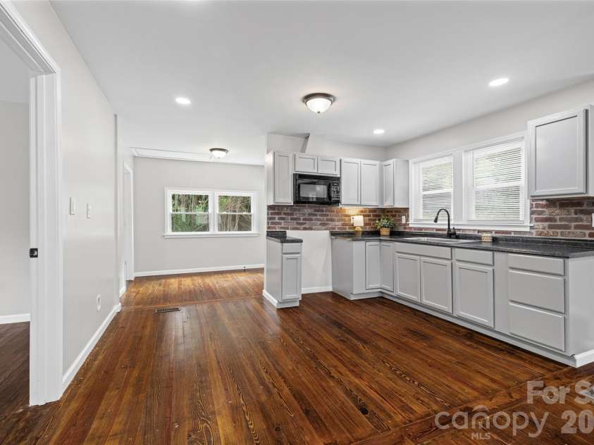 406 Green Street, Lincolnton, NC 28092.  MLS# CAR4417483, YatesRealty ID 46617. 