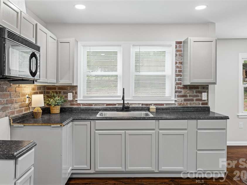 406 Green Street, Lincolnton, NC 28092.  MLS# CAR4417483, YatesRealty ID 46617. 