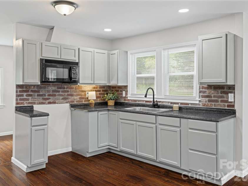 406 Green Street, Lincolnton, NC 28092.  MLS# CAR4417483, YatesRealty ID 46617. 