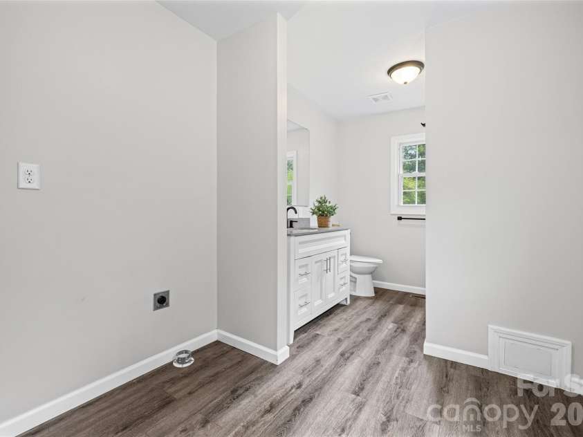 406 Green Street, Lincolnton, NC 28092.  MLS# CAR4417483, YatesRealty ID 46617. 