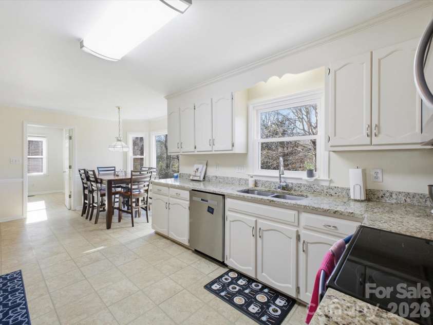 109 Elk Court, Mount Holly, NC 28120.  MLS# CAR4344317, YatesRealty ID 4662. Updated eat-in kitchen on main floor