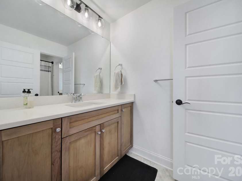116 Broad Birch Drive, Davidson, NC 28036.  MLS# CAR4354285, YatesRealty ID 4662. Full Bathroom
