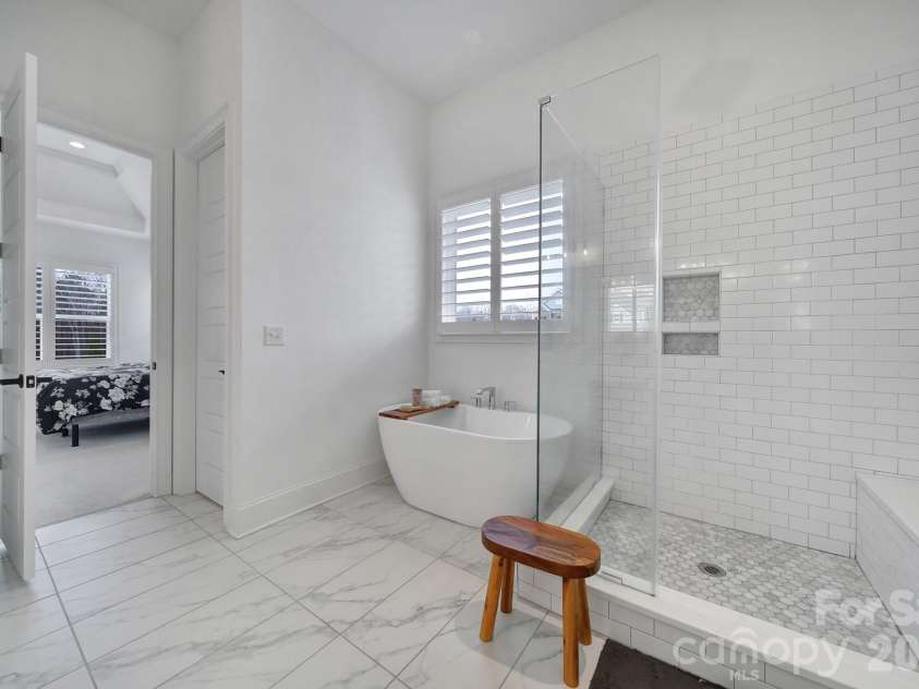 116 Broad Birch Drive, Davidson, NC 28036.  MLS# CAR4354285, YatesRealty ID 4662. Primary Bathroom