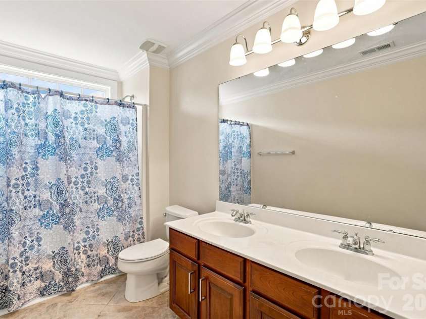 4409 Squirrel Trail Lane, Charlotte, NC 28269.  MLS# CAR4417960, YatesRealty ID 46623. 2ndary Bathroom - Upper