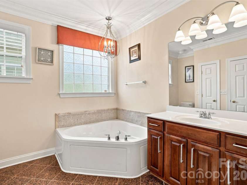 4409 Squirrel Trail Lane, Charlotte, NC 28269.  MLS# CAR4417960, YatesRealty ID 46623. 