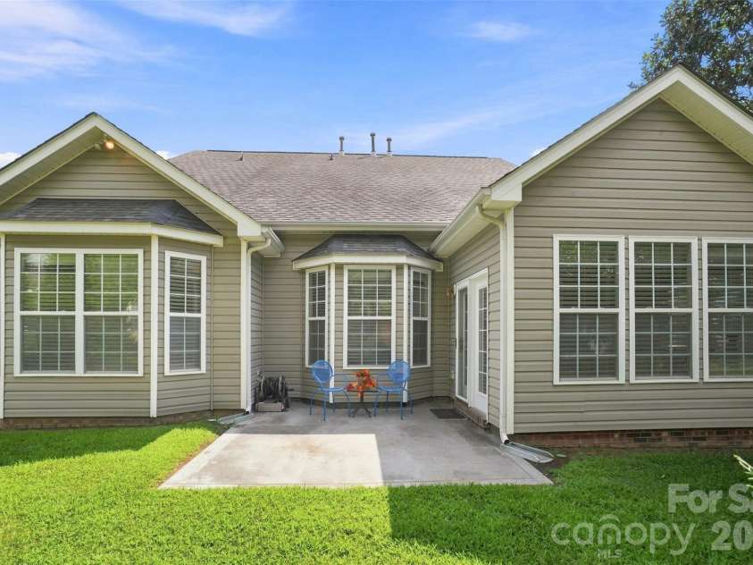 4409 Squirrel Trail Lane, Charlotte, NC 28269.  MLS# CAR4417960, YatesRealty ID 46623. Backyard and Patio