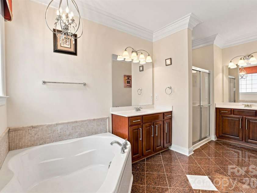 4409 Squirrel Trail Lane, Charlotte, NC 28269.  MLS# CAR4417960, YatesRealty ID 46623. Dual Sinks - Large Spa-like Soaking Tub