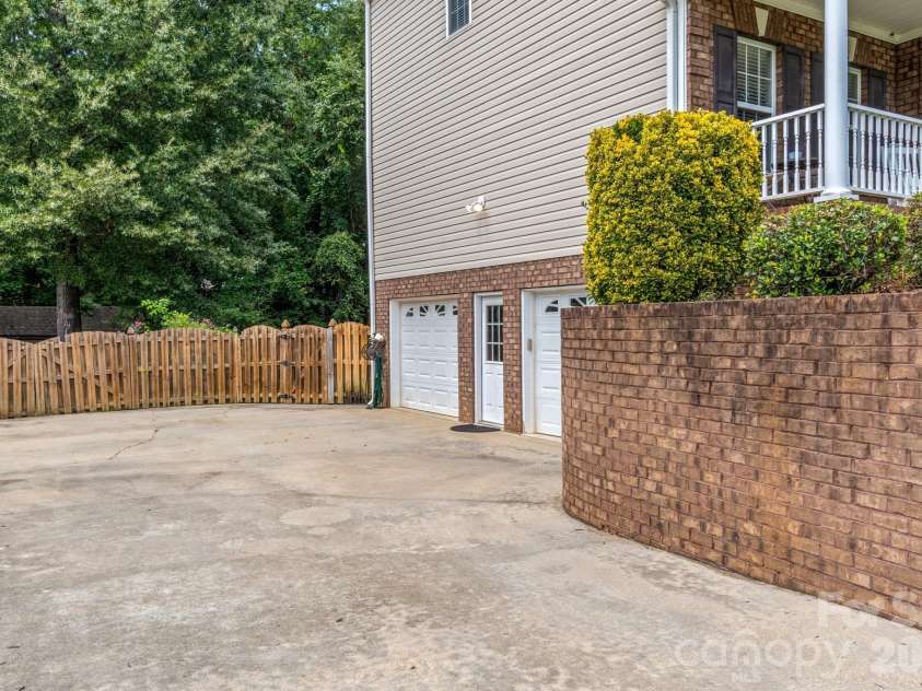 5356 Graycliff Lane, Clemmons, NC 27012.  MLS# CAR4417203, YatesRealty ID 46625. 