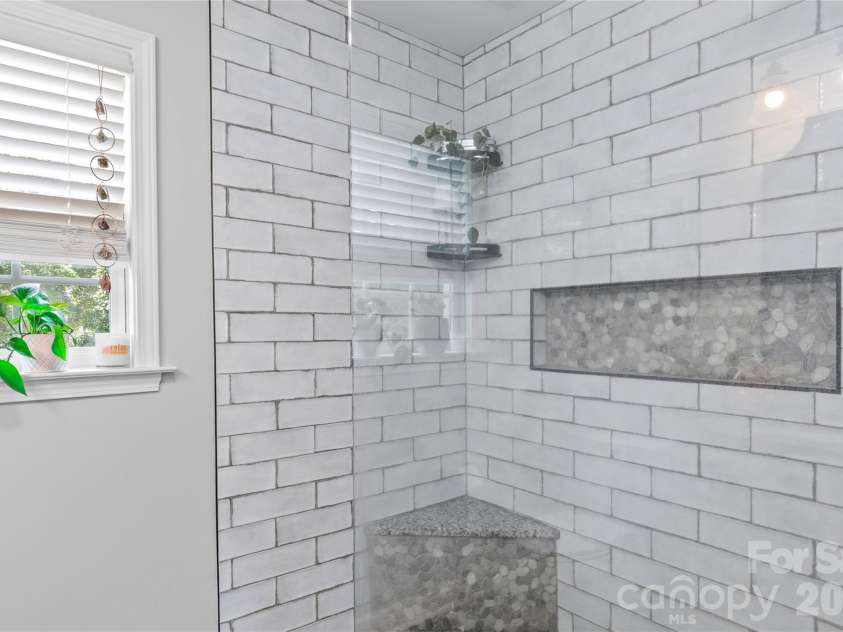 5356 Graycliff Lane, Clemmons, NC 27012.  MLS# CAR4417203, YatesRealty ID 46625. 