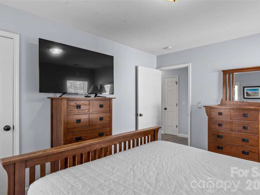5356 Graycliff Lane, Clemmons, NC 27012.  MLS# CAR4417203, YatesRealty ID 46625. 